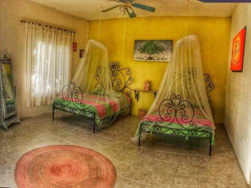 Quinta Villamarim في Chiconcuac: غرفة نوم بسريرين ومروحة سقف