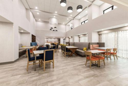 a dining room with tables and chairs and a cafeteria at Hampton Inn & Suites Benton Harbor, MI in Benton Harbor