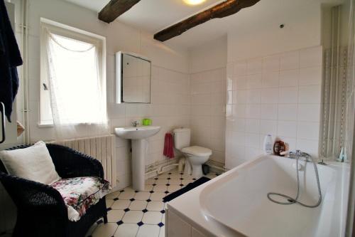 サン・タントナンにあるLa Rêverieのバスルーム(バスタブ、洗面台、トイレ付)