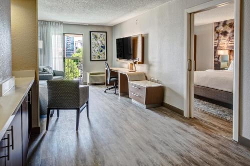 um quarto de hotel com uma cama e uma secretária em Courtyard by Marriott Nashville Vanderbilt West End em Nashville