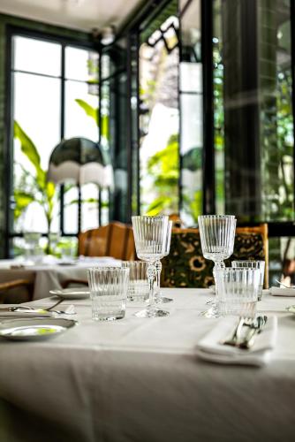 a table with glasses and napkins on it at Hôtel Eldorado Paris in Paris