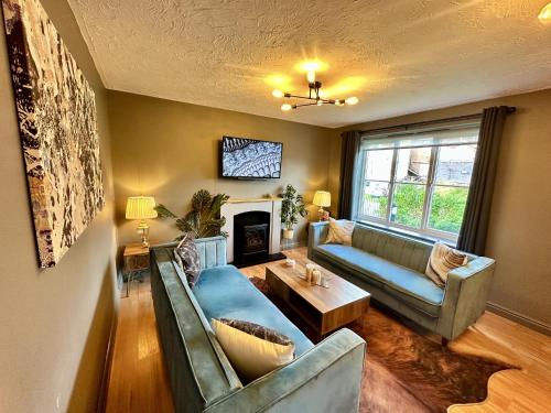 ein Wohnzimmer mit einem Sofa und einem Tisch in der Unterkunft No50 - 2-bed Boutique Apartment - Hosted by Hutch Lifestyle in Leamington Spa
