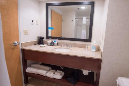 Kamar mandi di Hampton Inn Clarksville