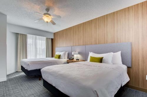 Habitación de hotel con 2 camas y ventilador de techo. en Homewood Suites by Hilton Louisville-East, en Louisville