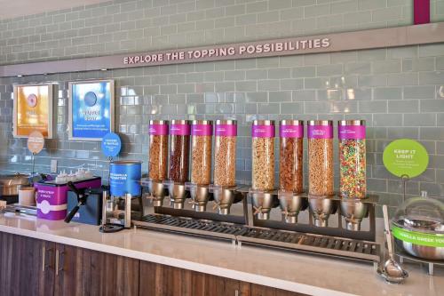 Un mostrador con una fila de artículos de comida en Tru By Hilton Louisville Airport, en Louisville