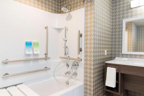 bagno con vasca e lavandino di Home2 Suites by Hilton Louisville Downtown NuLu a Louisville