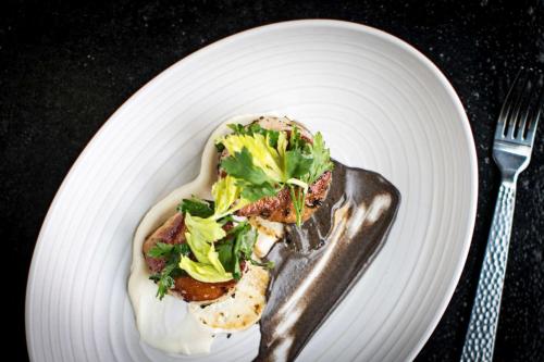 un plato blanco con comida en una mesa con un tenedor en Hilton Garden Inn Louisville Downtown, en Louisville