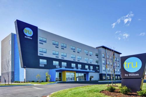 a building with the flu sign in front of it at Tru By Hilton Shepherdsville Louisville South in Shepherdsville
