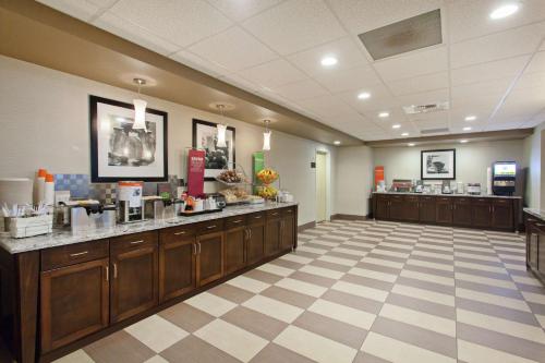 a waiting room at a fast food restaurant at Hampton Inn Seattle/Everett Downtown in Everett