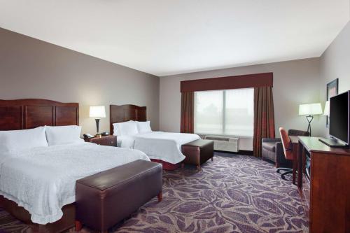 um quarto de hotel com duas camas e uma televisão de ecrã plano em Hampton Inn Seattle/Everett Downtown em Everett