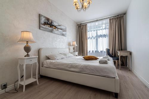 - une chambre avec un lit, une lampe et une fenêtre dans l'établissement Stylish Old Town apartment, à Riga