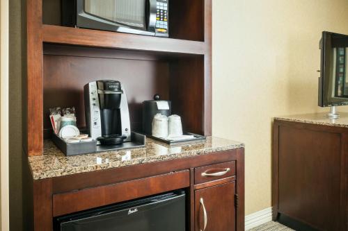 a kitchen with a coffee maker and a microwave at Hilton Garden Inn Seattle/Issaquah in Issaquah
