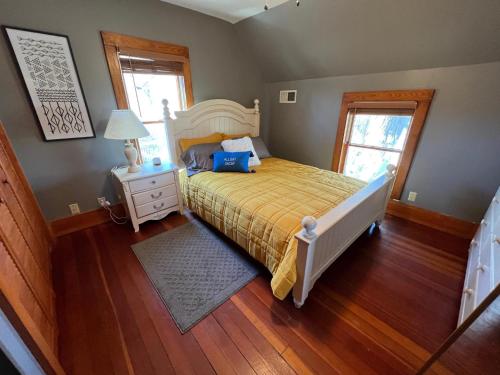 1 dormitorio con 1 cama con colcha amarilla en Arnolds Park Iowa St Funhouse en Arnolds Park