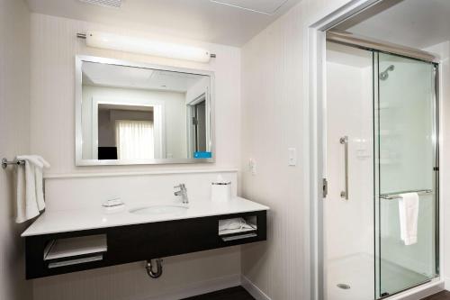 Hampton Inn & Suites by Hilton Seattle/Northgate Image
