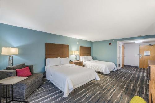 Habitación de hotel con 2 camas y sofá en Hampton Inn Oakland-Hayward en Hayward