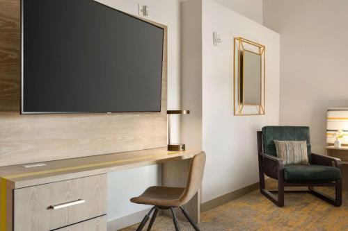 DoubleTree by Hilton Campbell - Pruneyard Plaza Image