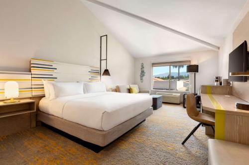 DoubleTree by Hilton Campbell - Pruneyard Plaza في كامبل: غرفة نوم مع سرير أبيض كبير ومكتب