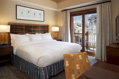 Habitación de hotel con cama grande y balcón. en Hilton Grand Vacations Club Sunrise Lodge Park City en Park City