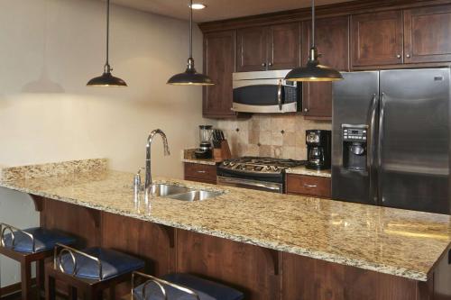Кухня или мини-кухня в Hilton Grand Vacations Club Sunrise Lodge Park City
