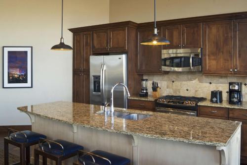 Кухня или мини-кухня в Hilton Grand Vacations Club Sunrise Lodge Park City
