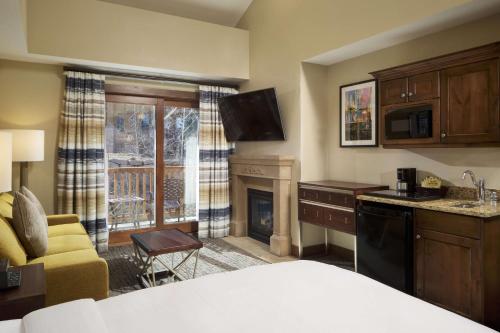 Кровать или кровати в номере Hilton Grand Vacations Club Sunrise Lodge Park City