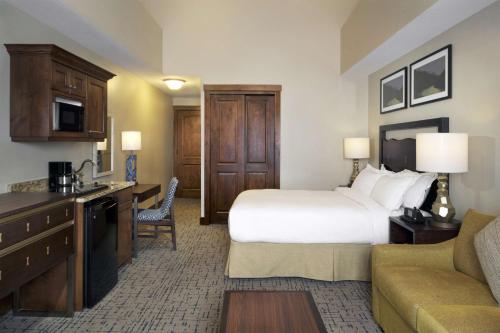 Кровать или кровати в номере Hilton Grand Vacations Club Sunrise Lodge Park City