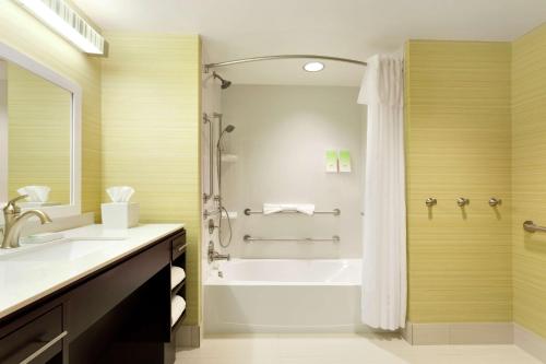 ein Bad mit einer Badewanne, einem Waschbecken und einer Dusche in der Unterkunft Home2 Suites by Hilton Lehi/Thanksgiving Point in Lehi