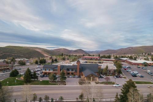 una vista aérea de una ciudad con aparcamiento en DoubleTree by Hilton Park City - The Yarrow en Park City