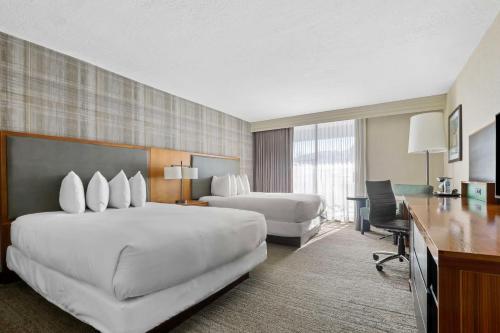 Postel nebo postele na pokoji v ubytování DoubleTree by Hilton Hotel Park City - The Yarrow