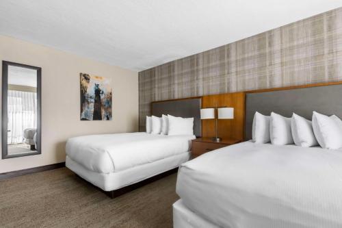 Postel nebo postele na pokoji v ubytování DoubleTree by Hilton Hotel Park City - The Yarrow