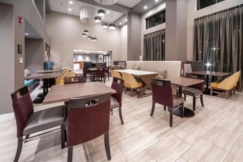 Χώρος καθιστικού στο Hampton Inn & Suites Santa Maria