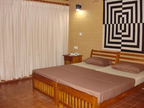 1 dormitorio con 2 camas en una habitación en Bopath Falls Rock Chalets, en Agalawatta