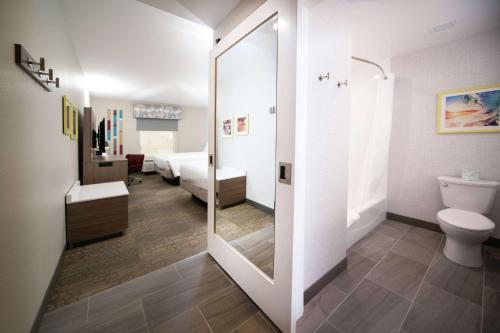 Hampton Inn & Suites Santa Maria في سانتا ماريا: حمام مع مرحاض ومرآة