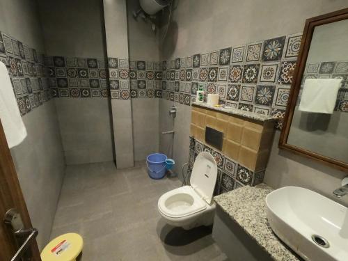 bagno con servizi igienici e lavandino di OLIVIA HOME STAY a Dehradun