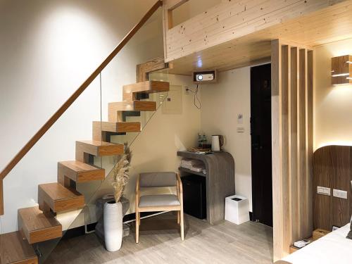 a staircase in a room with a desk and a chair at Shigang Homestay市港行旅 in Jinhu