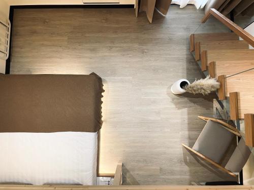 an overhead view of a room with a bed and wood floors at Shigang Homestay市港行旅 in Jinhu