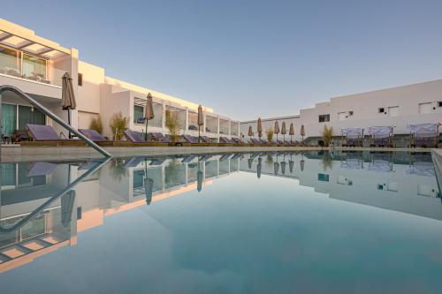 Bazén v ubytování Mirage Bleu Hotel nebo v jeho okolí