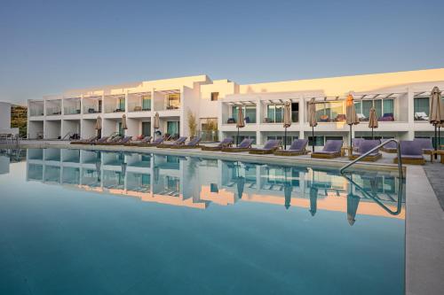 une piscine en face d'un hôtel dans l'établissement Mirage Bleu Hotel, à Tragaki
