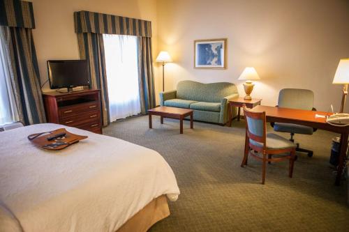Habitación de hotel con cama y escritorio en Hampton Inn & Suites, Springfield SW, en Springfield
