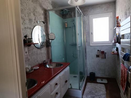 une salle de bain avec une douche en verre et un lavabo dans l'établissement Spacieux et Lumineux appartement dans Villa Contemporaine avec Piscine chauffée privative près Golf d'Arcangues, à Bidart