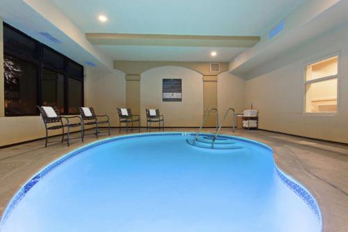 a pool in a room with chairs and a table at Hampton Inn Santa Cruz in Santa Cruz