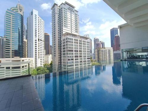 RM218 Bukit Bintang Balcony Studio Infinity Pool في كوالالمبور: مسبح في مدينة ذات مباني طويلة