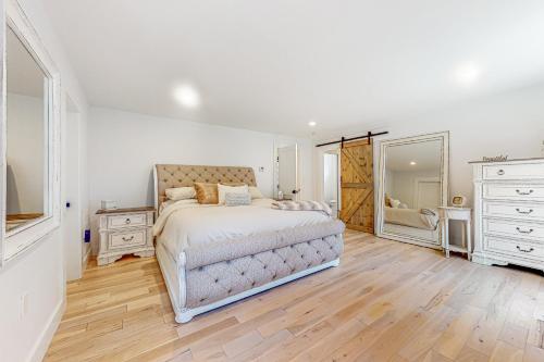 1 dormitorio con cama, tocador y espejo en Salisbury Sanctuary, en Salisbury