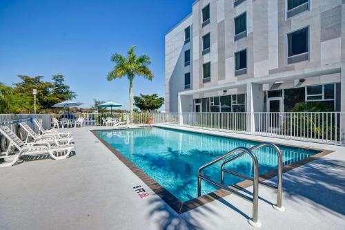 サラソタにあるHampton Inn & Suites Sarasota / Bradenton - Airportの建物前のスイミングプール