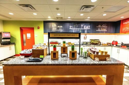a counter in a fast food restaurant with a counter sidx sidx at Hampton Inn & Suites Sarasota / Bradenton - Airport in Sarasota
