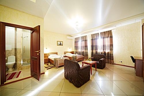 Habitación de hotel con dormitorio y baño en Vladimir Plaza, en Briansk