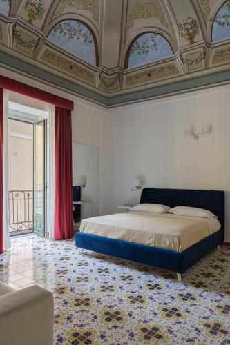 1 dormitorio con 1 cama con techo artesonado en Residenza Amalphia, en Amalfi