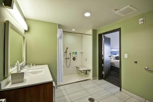 y baño con lavabo y ducha. en Home2 Suites By Hilton St. Simons Island, en Saint Simons Island