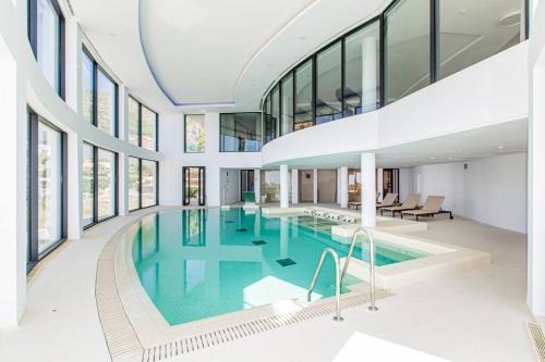 Stunning 2 bedroom Palo Alto, pool + gym RDR304