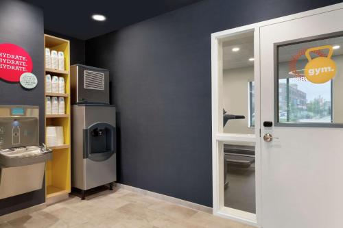 Un baño con lavabo y puerta en una tienda. en Tru by Hilton St. Charles St. Louis, en St. Charles